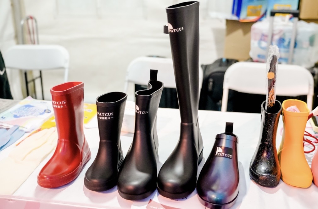 patcus-adult-and-kids-rubber-rain-boots-display-at-shopping-fair